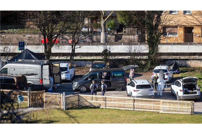 Die Polizei hat ihre Ermittlungen am Fundort aufgenommen.