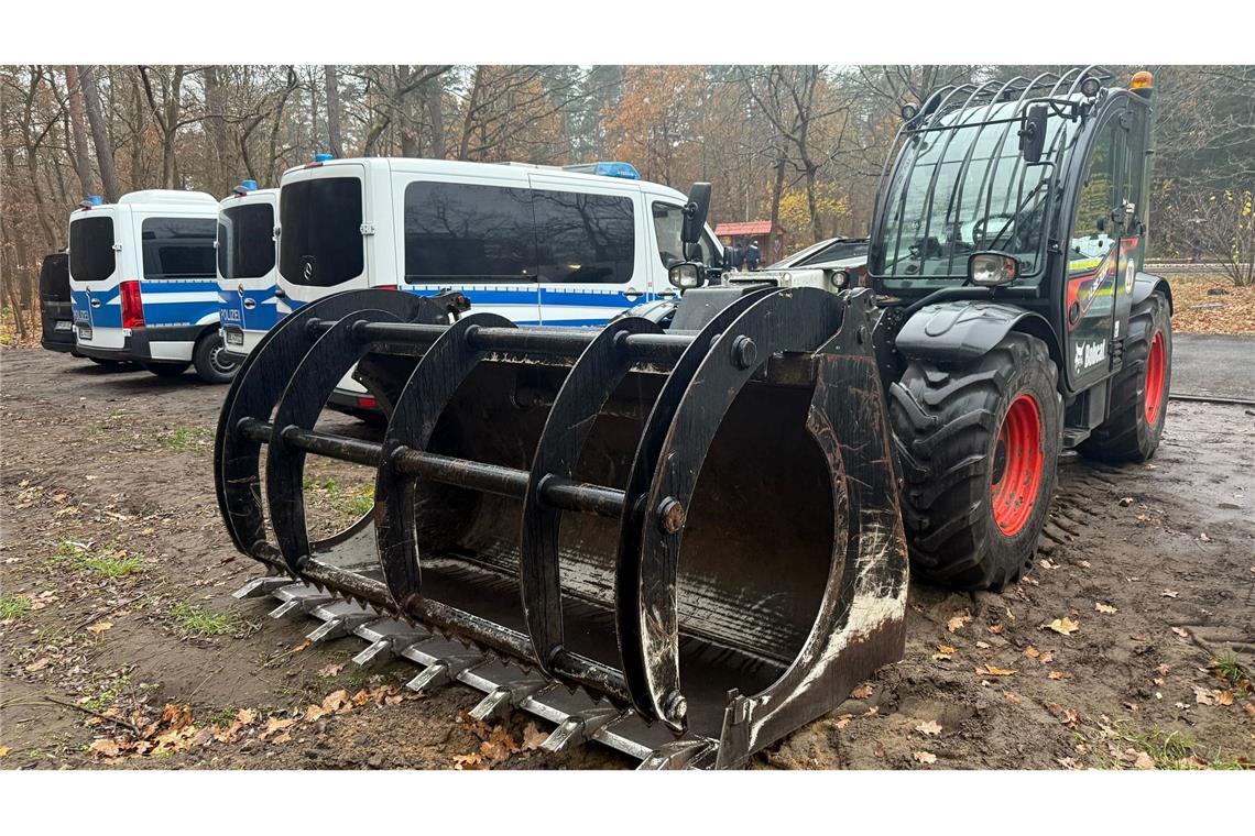 Tesla-Gegner zu Camp-Auflösung: "Wir sind wütend" Die Polizei hat sich auf die Räumung des Protestcamps gegen Tesla in Grünheide vorbereitet und entschied am Vormittag, die Besetzung der Umweltaktivsiten im Wald aufzulösen.