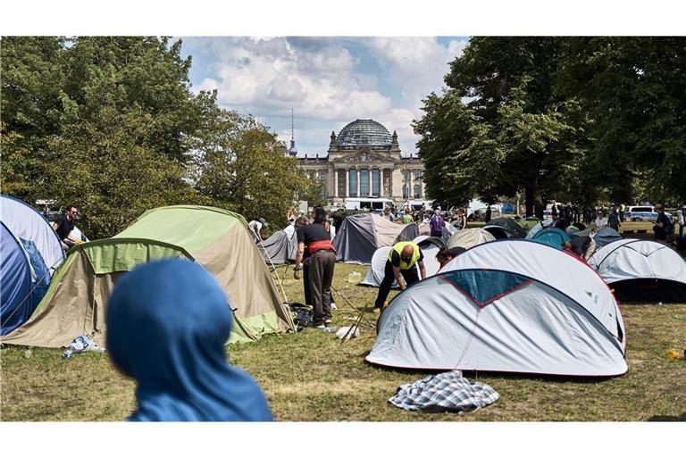 Die Polizei hatte wegen Lärmbelästigung einen Umzug angeordnet, nun darf das Camp zurückkehren.