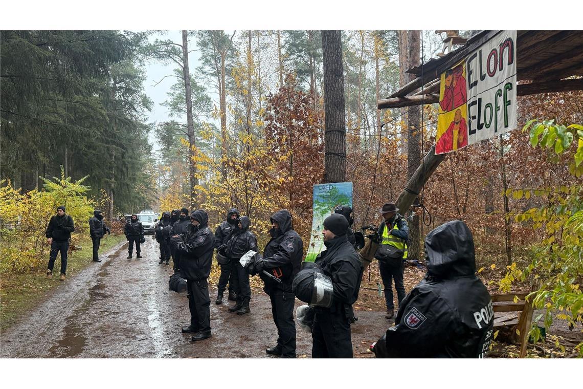 Polizei löst Tesla-Protestcamp komplett auf Die Polizei im Brandenburg entschied, die Besetzung des Waldstücks nahe der Tesla-Fabrik in Grünheide zu beenden. Seit Ende Februar protestieren dort Tesla-Gegner.