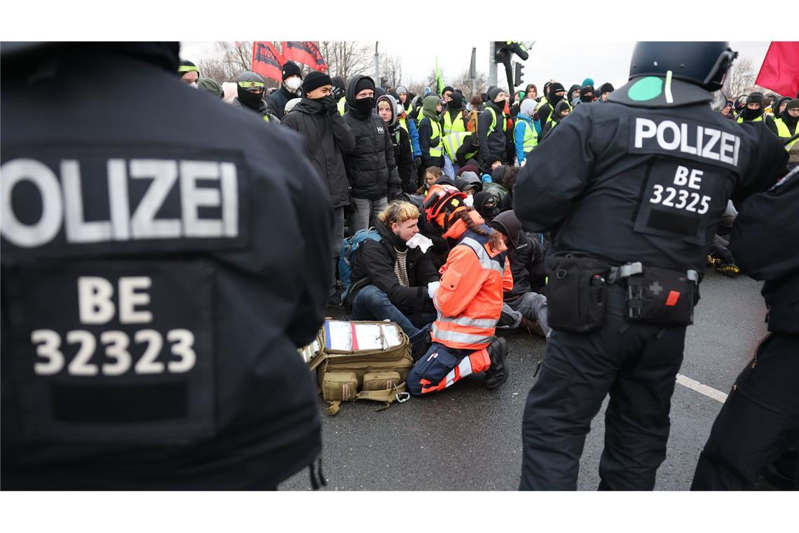 Mann fährt auf Polizisten bei AfD-Parteitag zu Die Polizei im Einsatz beim AfD-Bundesparteitag in Riesa