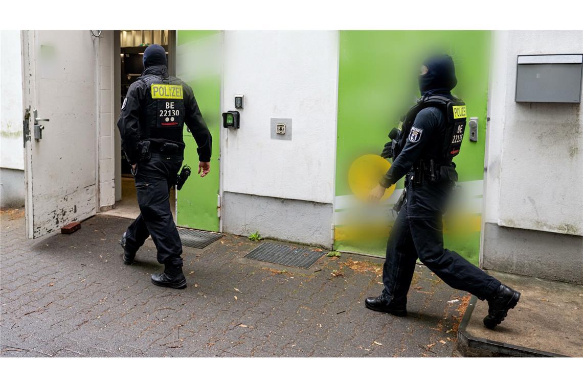 Großrazzia gegen "Schutzgeld"-Bande – Neun Männer gefasst