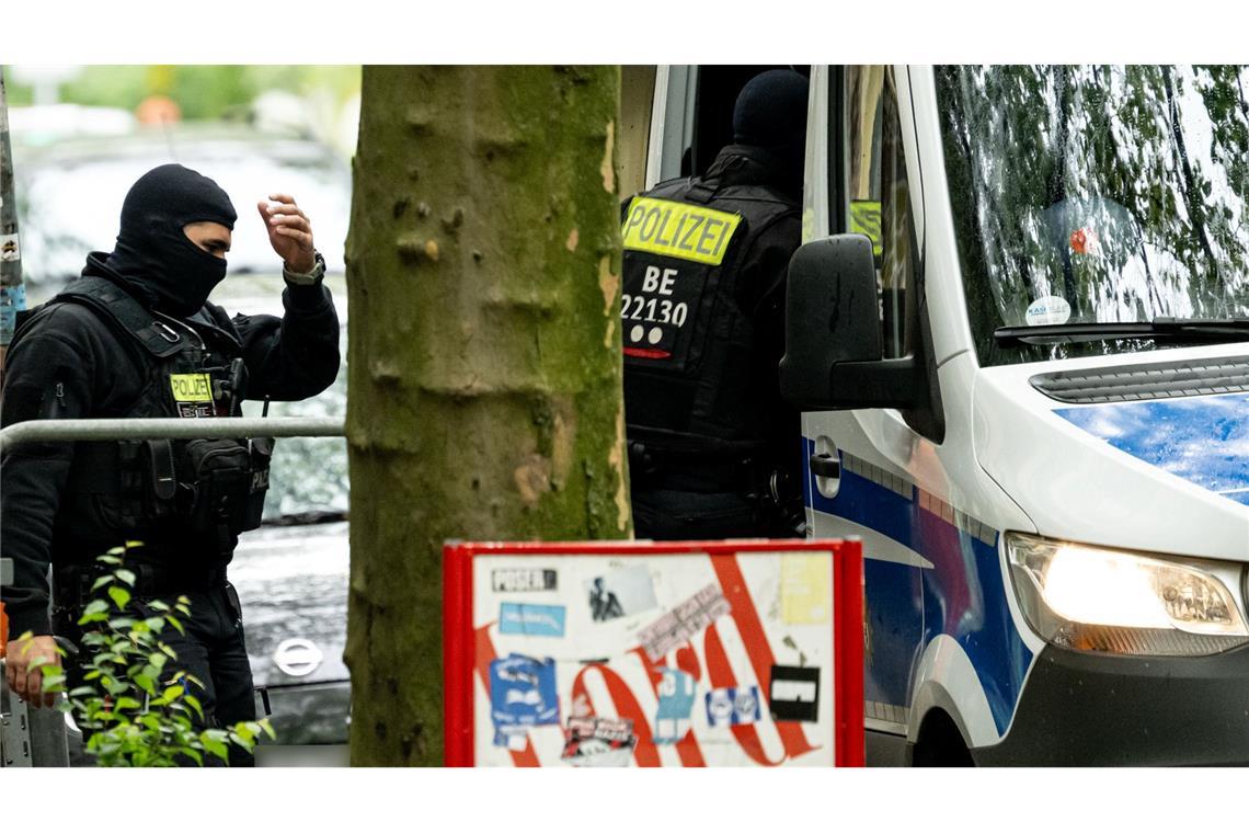 Großrazzia gegen "Schutzgeld"-Bande – Neun Männer gefasst