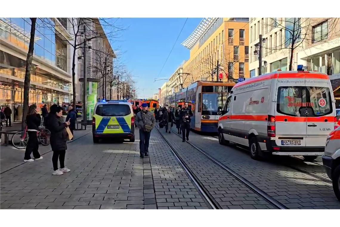 Rechtsextreme Vergangenheit des Todesfahrers? Das sagen die Ermittler Die Polizei in der Mannheimer Innenstadt.