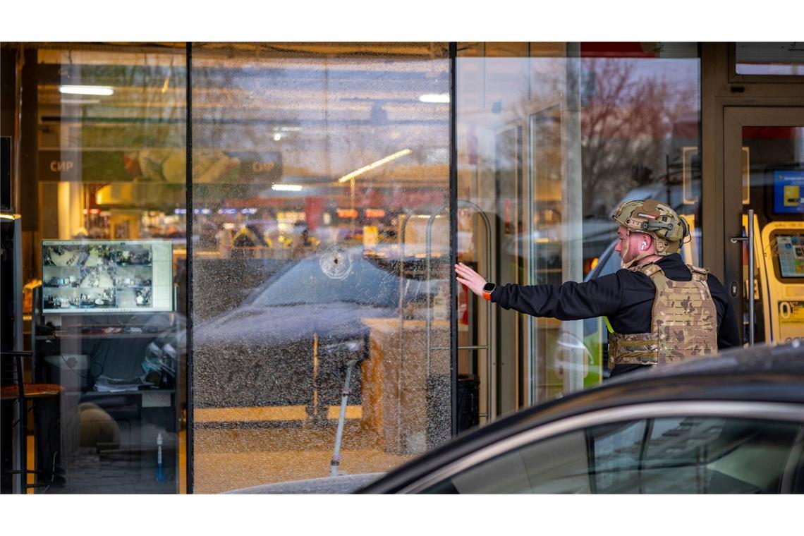 Die Polizei in Kiew hat den Täter, der mindestens sechs Menschen getötet haben soll, erschossen.