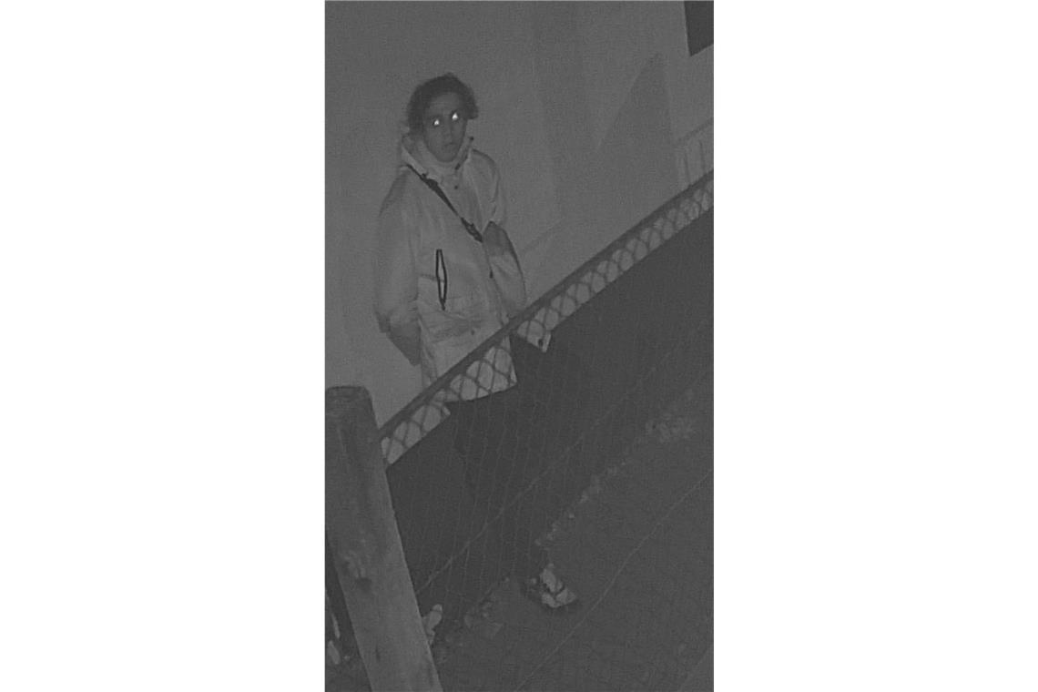 Nach Schüssen in Bar - Polizei zeigt Foto eines Unbekannten Die Polizei in Ulm fahndet mit einem Foto nach einem unbekannten... Mann