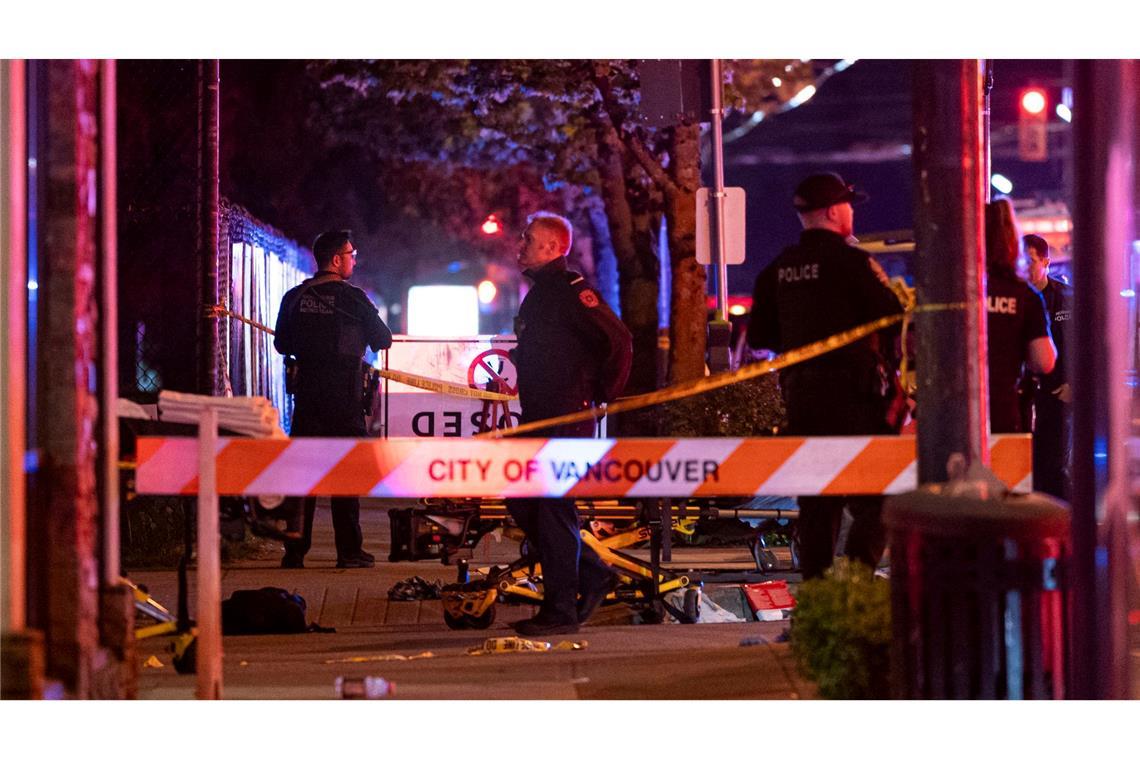Auto fährt bei Straßenfest in Menge - elf Tote in Vancouver Die Polizei in Vancouver sichert den Tatort.