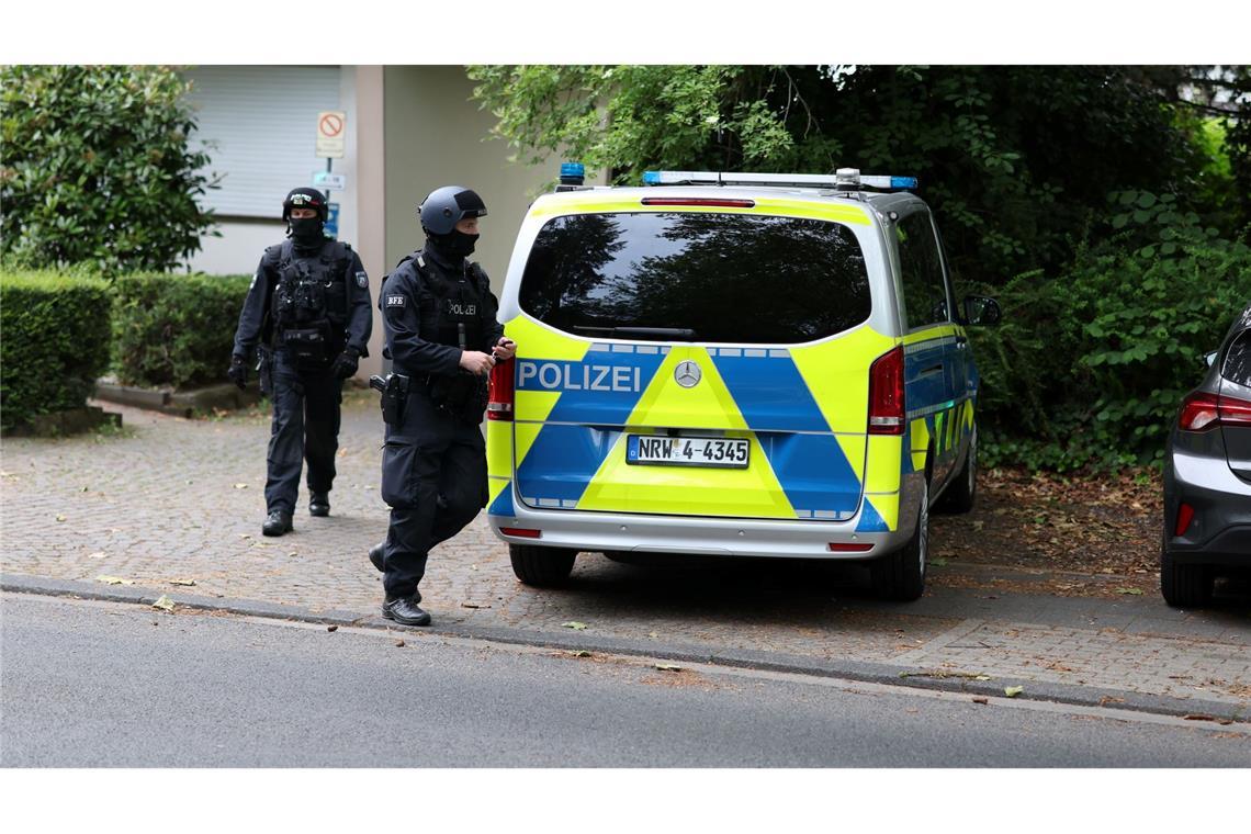 Die Polizei ist am frühen Morgen in Leverkusen im Einsatz.