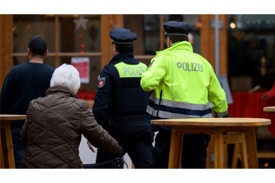 Weihnachtsmarkt nach Räumung wieder offen – Fahndung läuft