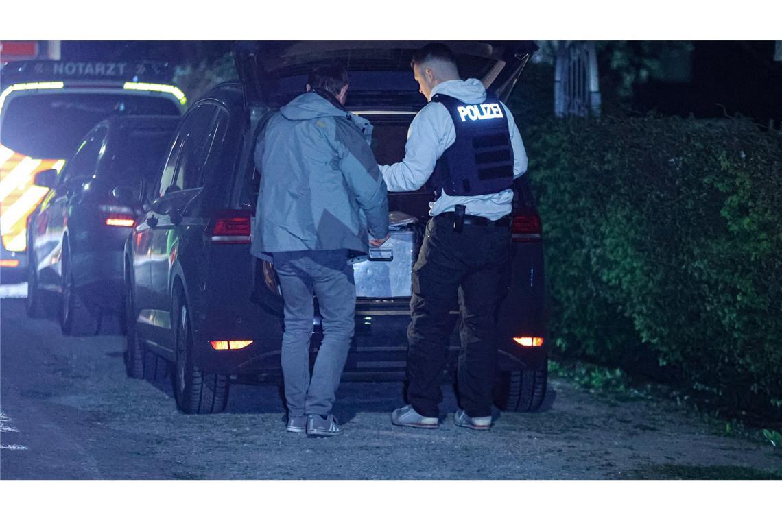 Drei junge Männer tot - Kohlenmonoxidvergiftung vermutet Die Polizei ist für die Spurensicherung in der Nacht in der Gartenlaube angerückt.
