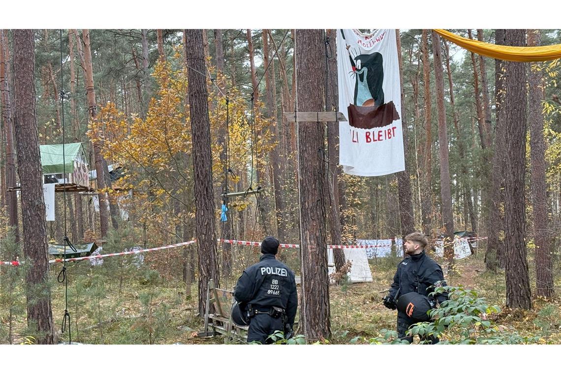 Polizei holt Tesla-Gegner in Protestcamp von Bäumen Die Polizei ist im Einsatz im Tesla-Protestcamp in Grünheide bei Berlin, weil Umweltaktivisten das Gelände für Kampfmittel-Untersuchungen nicht freiwillig verlassen wollen.