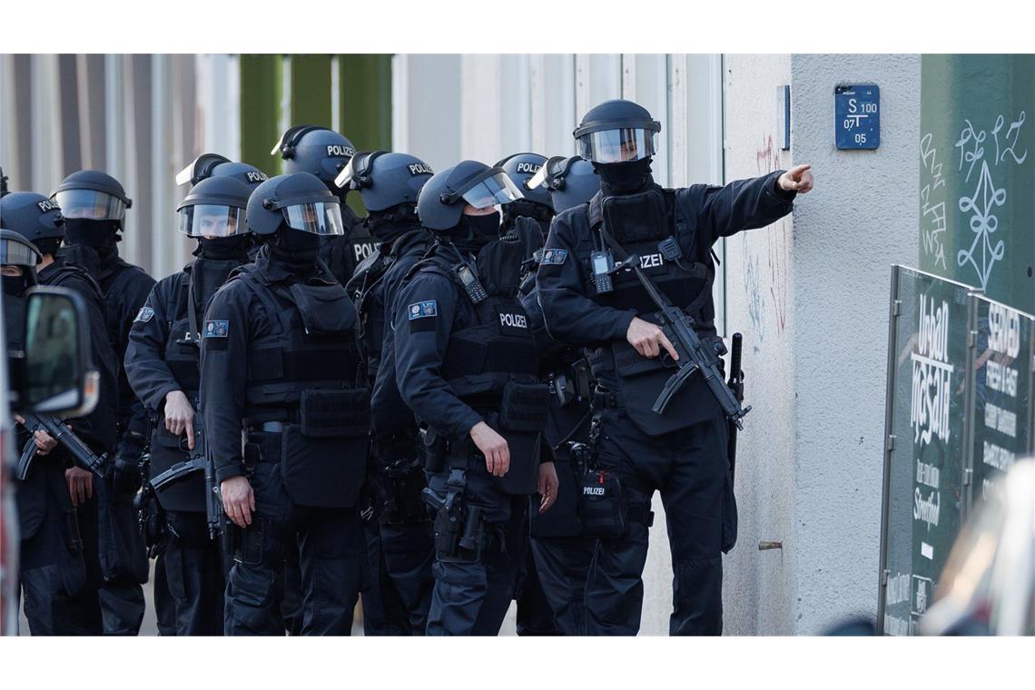 Schüsse, Verletzte und Fahndung rund um Prozess um Profiboxer Die Polizei ist mit einem Großaufgebot vor Ort.