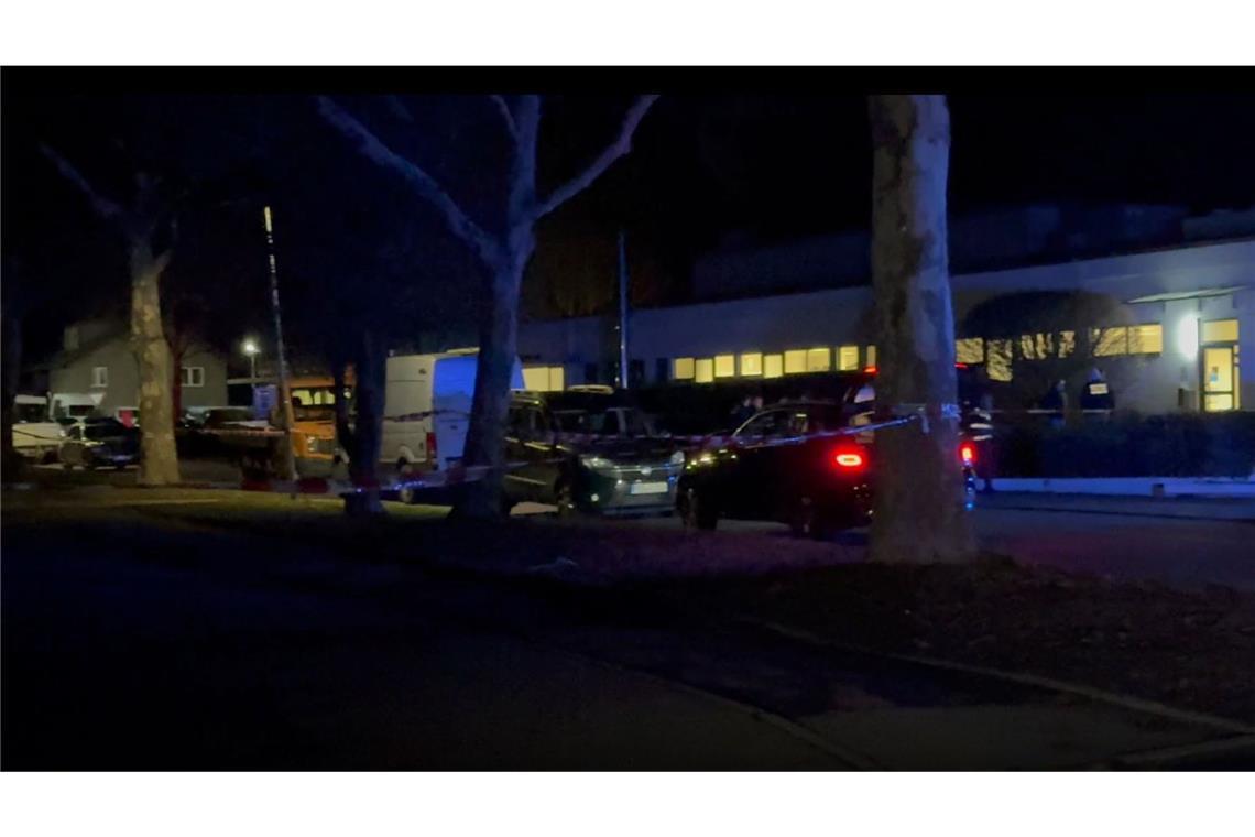 52-Jähriger schwebt nach Schüssen noch in Lebensgefahr „Die Polizei ist mit einem Großaufgebot vor Ort“, schrieb die Polizei in einer Mitteilung. Auch ein Spezialeinsatzkommando (SEK) war im Einsatz.