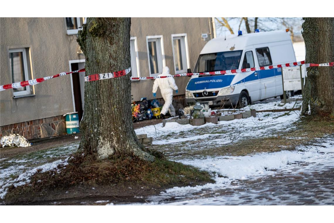 Stichattacke: Zwei Tote und zwei Verletzte in Brandenburg Die Polizei ist nach einer Gewaltattacke in einem Ortsteil von Casekow in der brandenburgischen Uckermark im Einsatz und sichert Spuren.