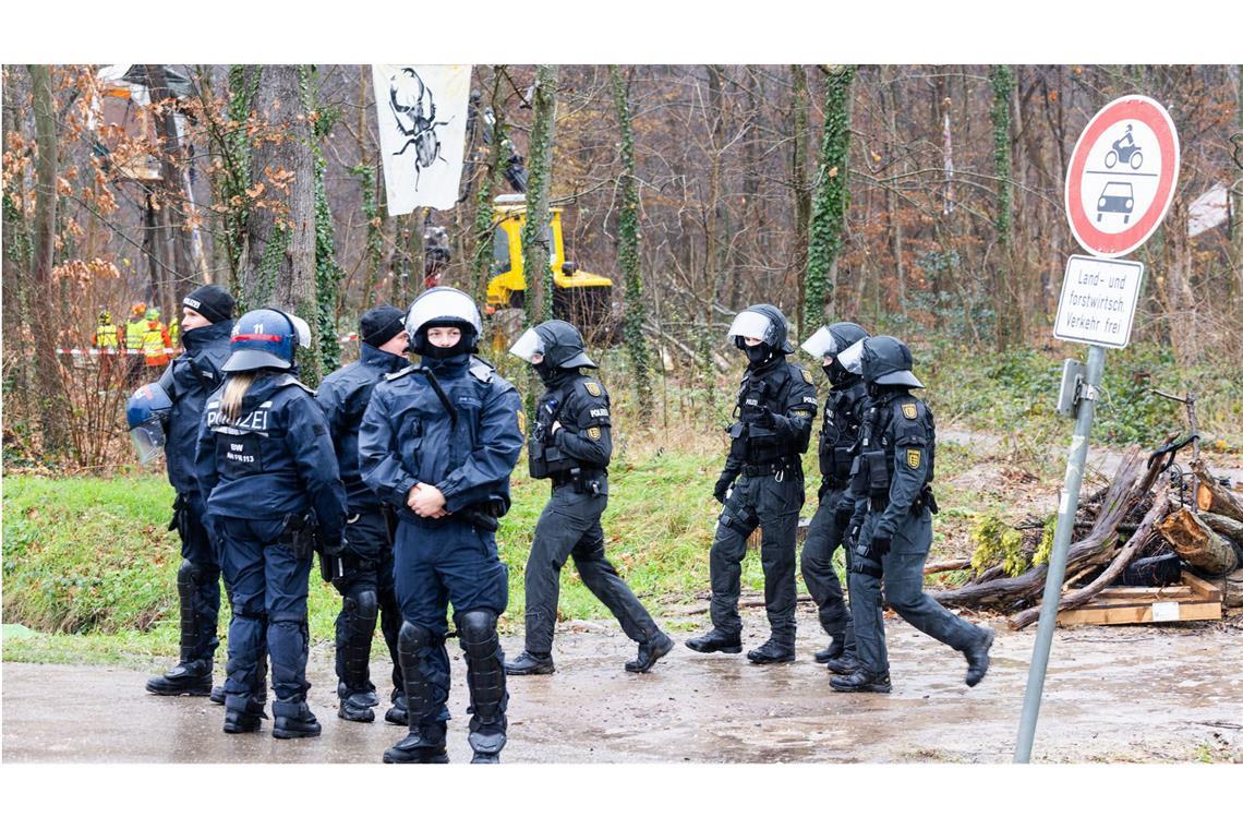 Polizeieinsatz gegen Aktivisten im Wald geht weiter Die Polizei ist seit Samstag beschäftigt, das Waldstück bei Freiburg zu räumen.