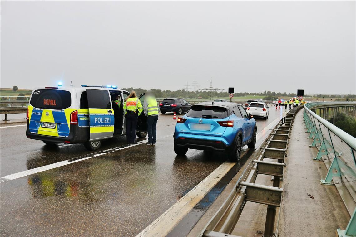 Unfall mit mehreren Fahrzeugen auf B14 bei Winnenden Die Polizei ist vor Ort. Foto: 7aktuell.de | Kevin Lermer