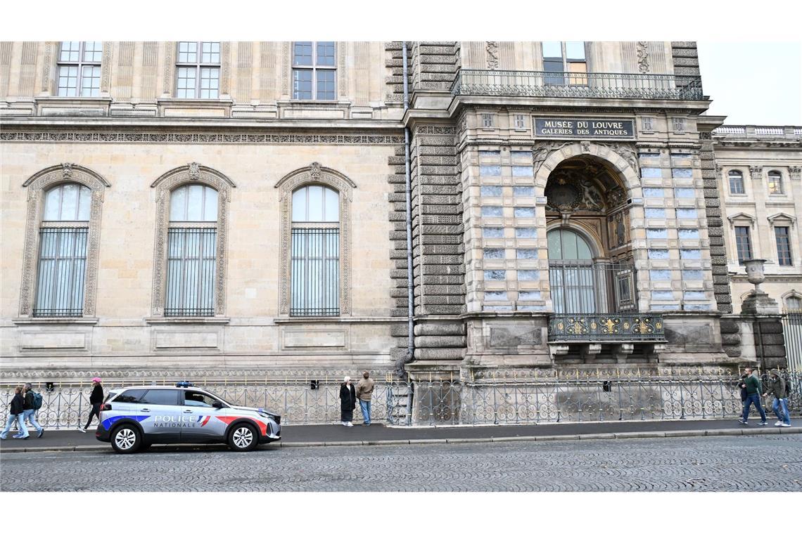 Die Polizei ist weiter am Louvre im Einsatz.
