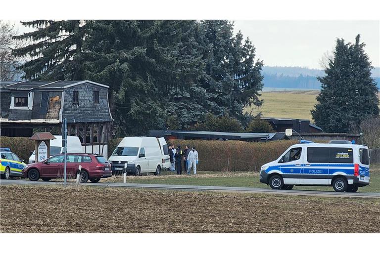 Die Polizei ist zu einem Einsatzort im Vogtland in Sachsen ausgerückt, wo drei Leichen gefunden wurden.