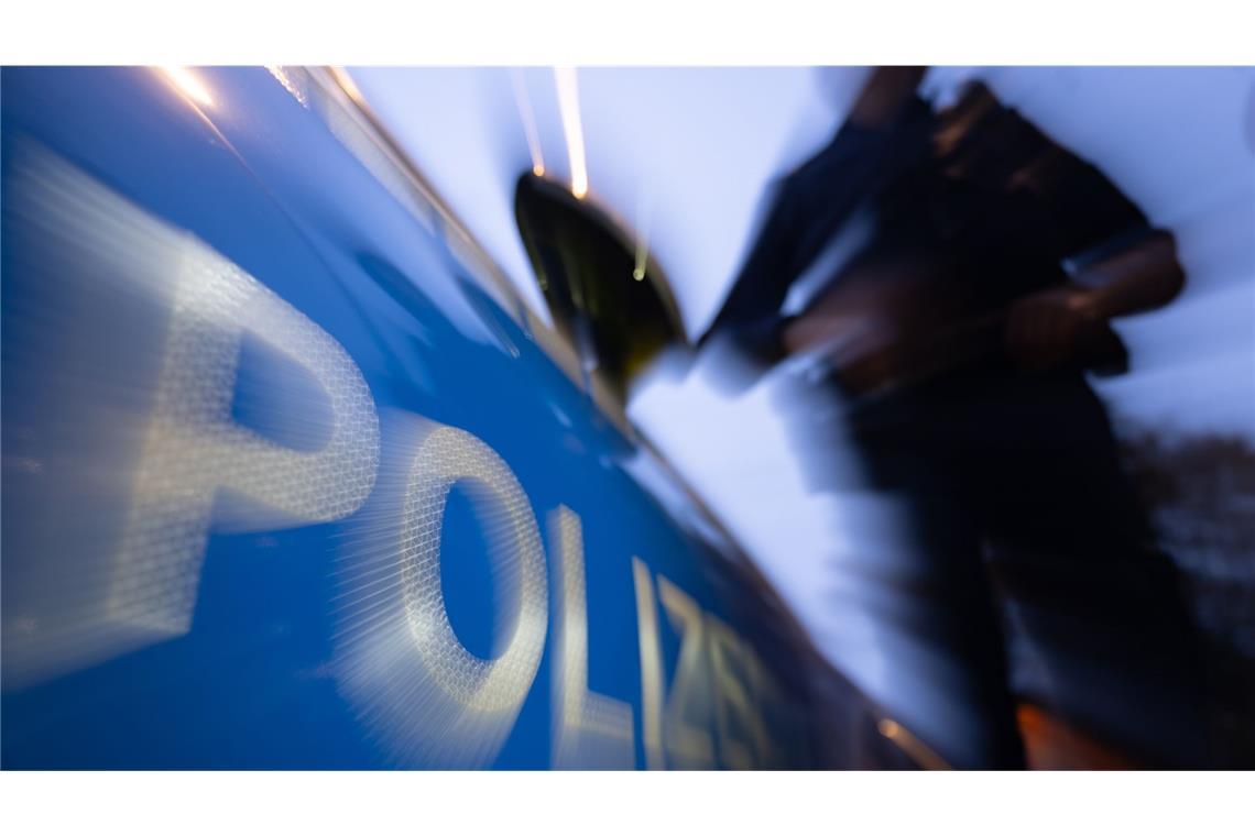 Die Polizei konnte die Frau erst unter Kontrolle bringen, als eine zweite Streife angerückt war. (Symbolfoto)