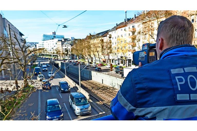 Die Polizei kontrolliert häufiger entlang der Heilbronner Straße – im Fokus dabei auch: unaufmerksame Autofahrer (Symbolbild).