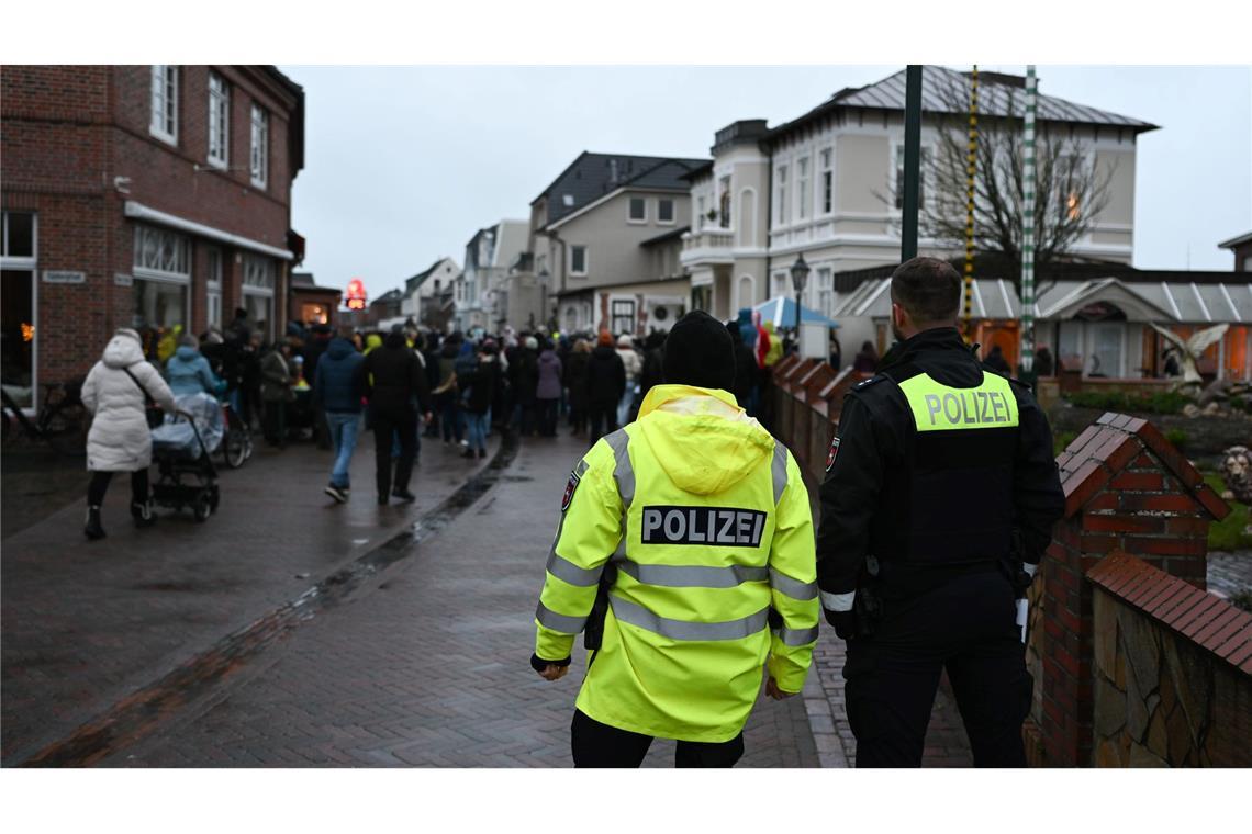 Klaasohm ohne Prügel? Borkumer feiern umstrittenen Brauch Die Polizei kündigte eine "starke Präsenz" bei dem Fest an.