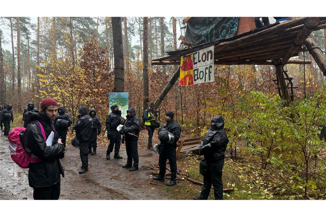 Tesla-Gegner zu Camp-Auflösung: "Wir sind wütend" Die Polizei löst das Protestcamp von Tesla-Gegnern im Wald nahe der Tesla-Autofabrik auf. Seit Ende Februar hielten Umweltaktivisten ein Waldstück besetzt.