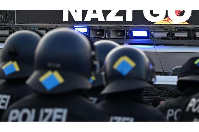 Die Polizei löste die rechtsextremistische Demonstration auf.