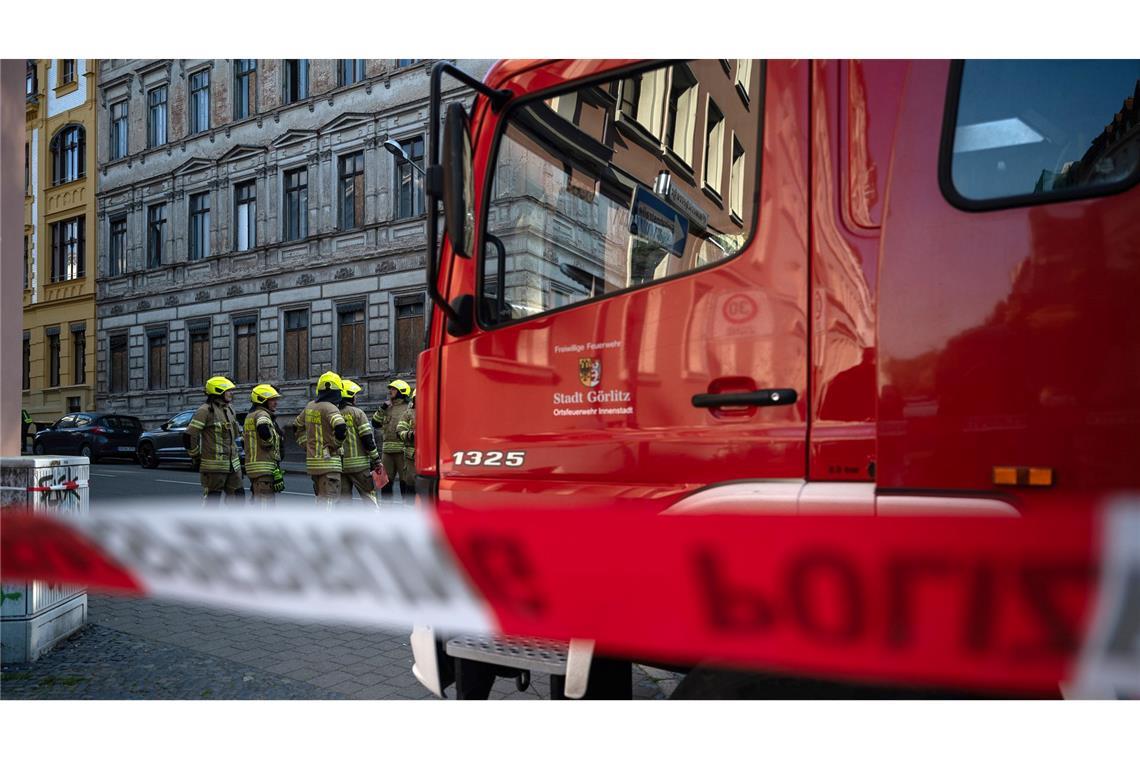 Die Polizei machte keine Angaben dazu, wie viele Menschen gesucht werden.