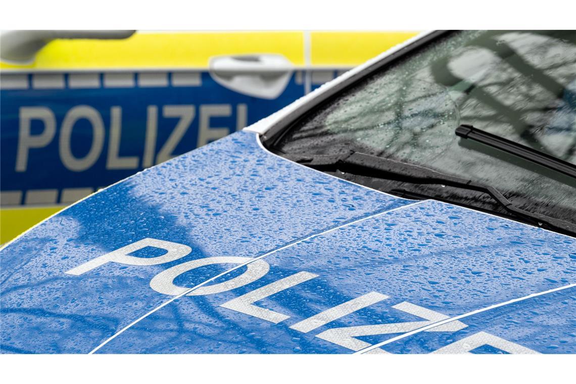 Vermummte HSV-Fans greifen „harmlose“ Kölner Anhänger an Die Polizei musste mit mehren Fahrzeugen ausrücken. (Symbolbild)
