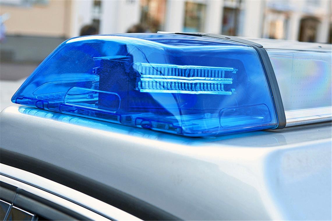 Backnang: Exhibitionist greift Polizisten an Die Polizei nahm den Mann fest. Symbolfoto: Goss Vitalij/ stock.adobe.com