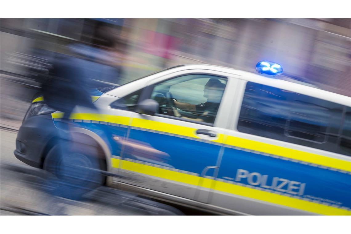 Stiefvater mit Hammer und Messer verletzt – Stiefsohn festgenommen Die Polizei nahm den Stiefsohn fest. (Symbolbild)