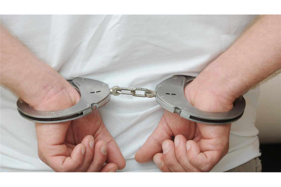 Mann soll auf offener Straße seine Ex niedergestochen haben Die Polizei nahm den Verdächtigen fest. (Symbolbild)