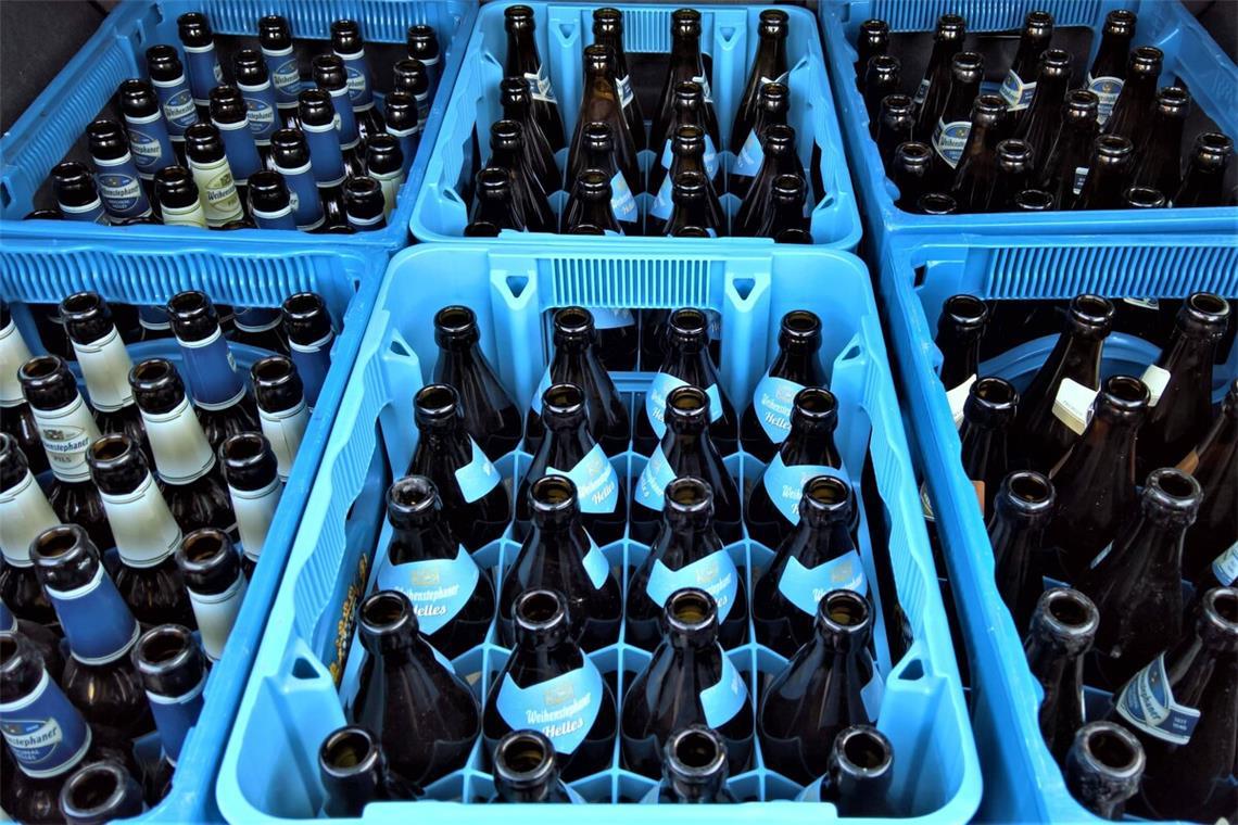 Bier vermisst – Notruf gewählt Die Polizei nahm einen Betrunkenen einen vollen Kasten Bier ab – der meldete sich danach über die Notrufnummer deswegen.