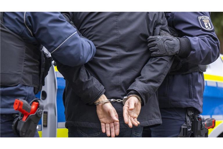 Die Polizei nahm vier Tatverdächtige fest (Symbolbild).