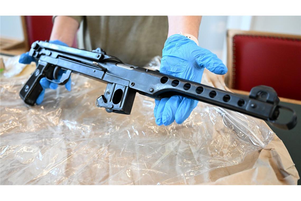 Die Polizei präsentierte sichergestellte Waffen.