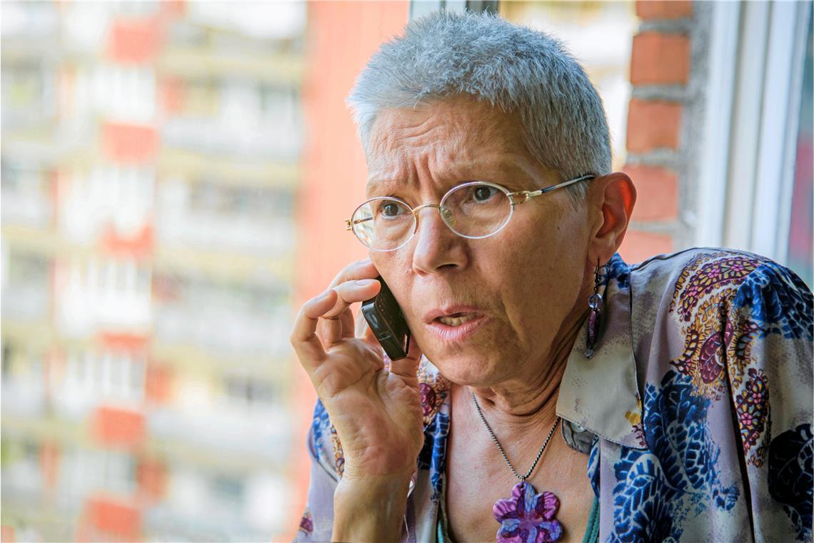 Seniorin aus Rudersberg übergibt 60000 Euro an Betrüger Die Polizei rät: Hinterfragen Sie die Geschichte, die der Anrufer vorträgt. Symbolfoto: Teodor Lazarev/Stock.adobe.com