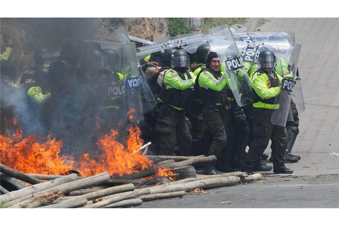 Bilder des Tages Die Polizei räumt eine Straßensperre, die von Demonstranten errichtet wurde, die gegen die Kürzung der Treibstoffsubventionen durch Präsident Noboa in Ecuador protestieren.