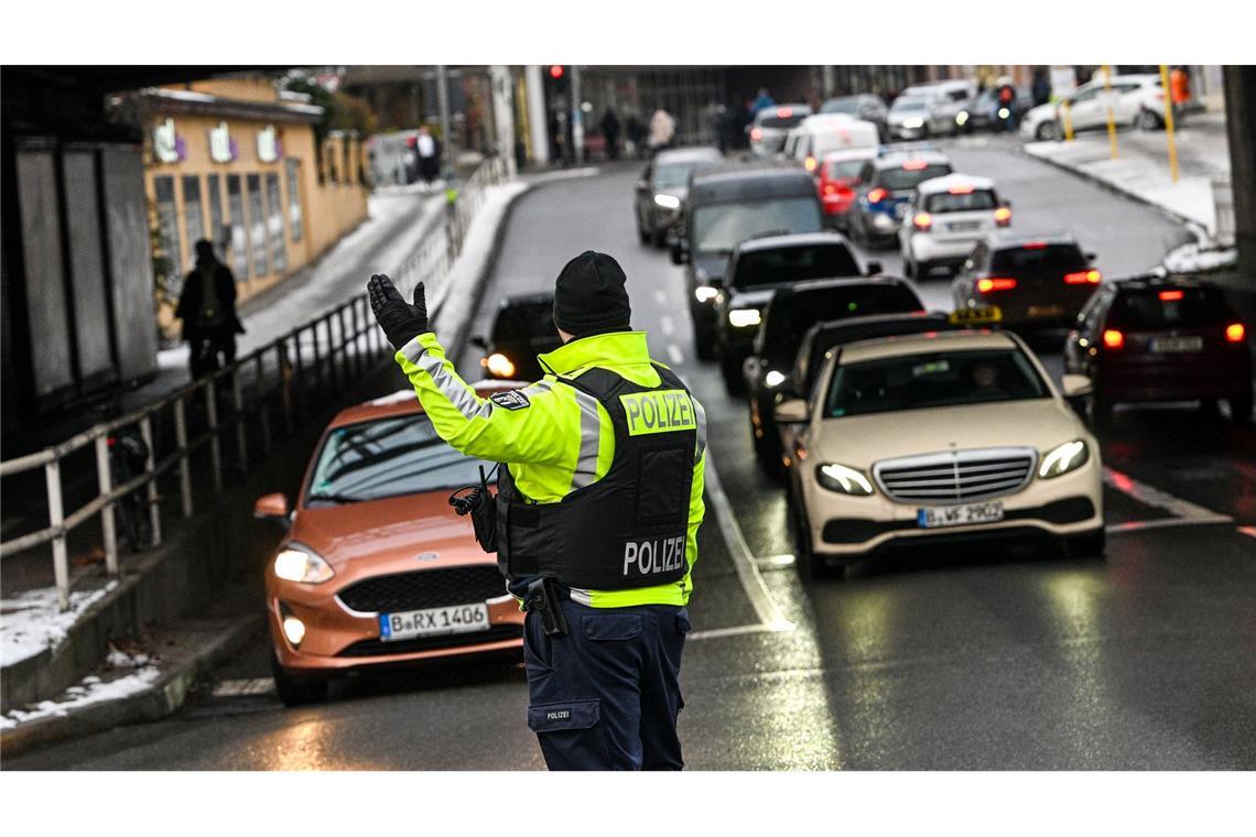 Die Polizei regelt den Verkehr an einer Kreuzung am S-Bahnhof Zehlendorf.