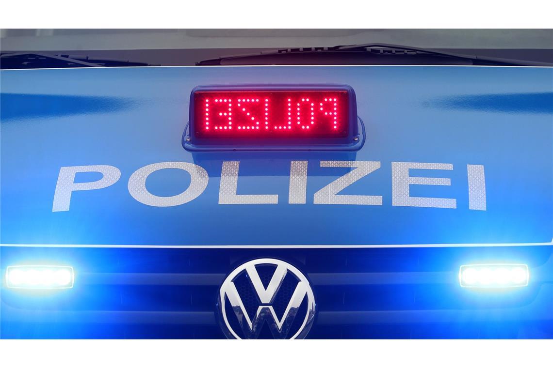 Mann mit Schwert auf Marktplatz löst Polizeieinsatz aus Die Polizei rückte mit starken Kräften an. (Symbolbild)