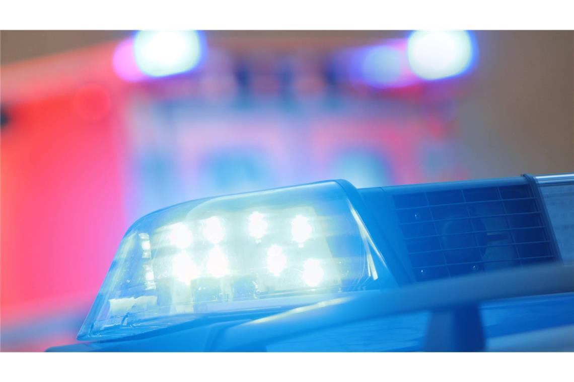 Vater und Sohn prügeln sich in Bar krankenhausreif Die Polizei rückte mit zwei Streifen an, zudem kam der Rettungsdienst samt Notarzt. (Symbolbild)