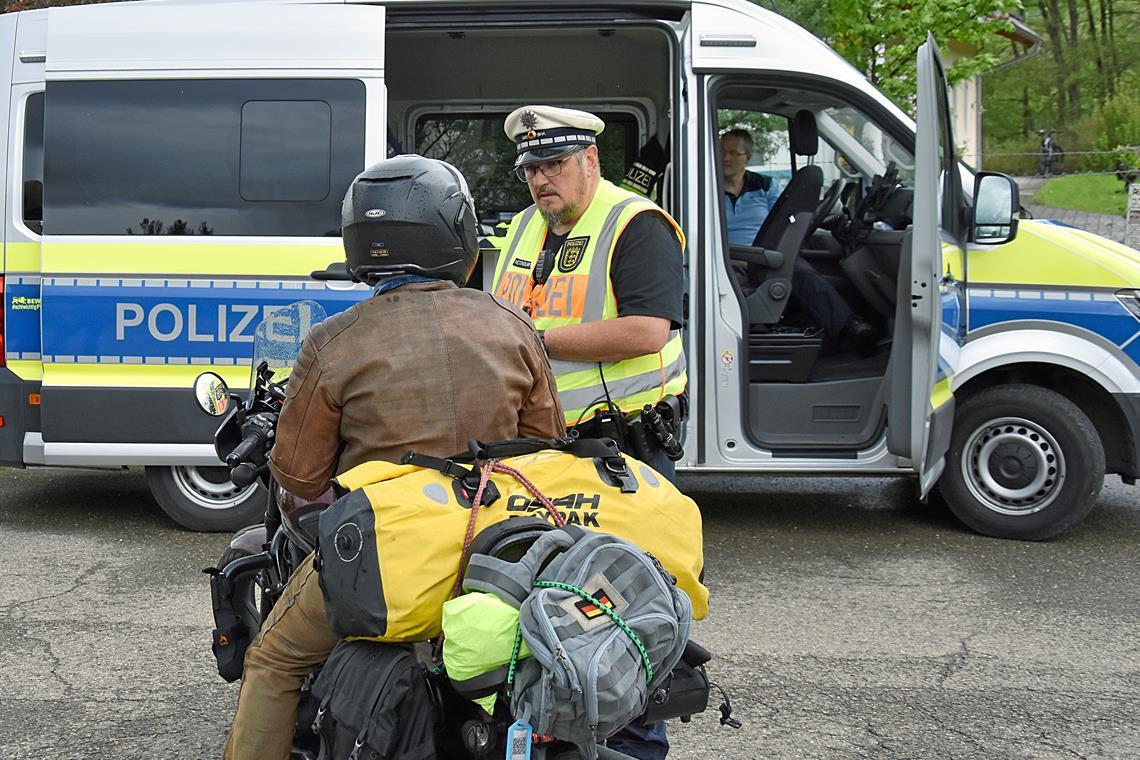 Die Polizei ruht sich auf den gesunkenen Unfallzahlen nicht aus, sondern kontrolliert und informiert die Motorradfahrer weiter.Archivfoto: Tobias Sellmaier