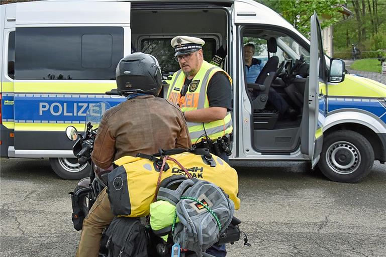 Die Polizei ruht sich auf den gesunkenen Unfallzahlen nicht aus, sondern kontrolliert und informiert die Motorradfahrer weiter.Archivfoto: Tobias Sellmaier