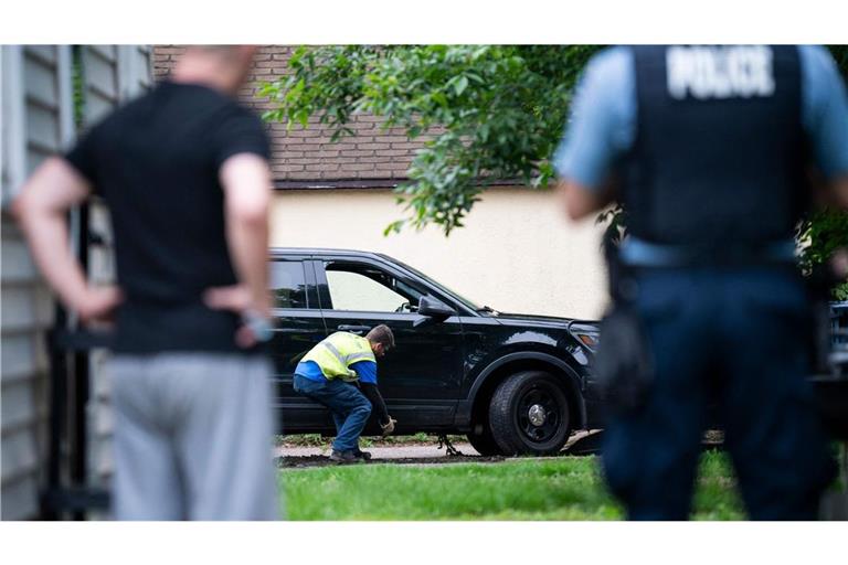 Die Polizei schleppte das Auto des mutmaßlichen Täters ab.