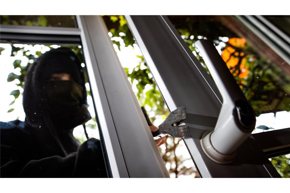 Verurteilter Einbrecher rennt bei Polizeikontrolle davon Die Polizei schnappte den Einbrecher (Symbolbild).