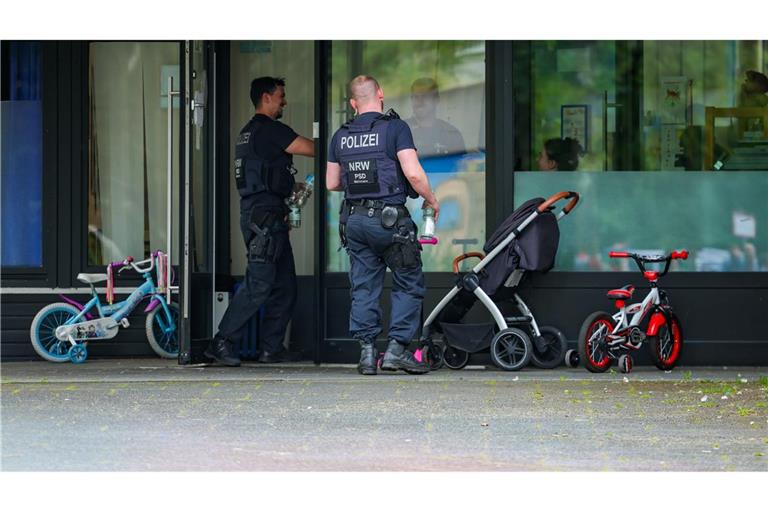 Die Polizei schoss an einem Kindergarten auf einen Mann mit einem Messer.