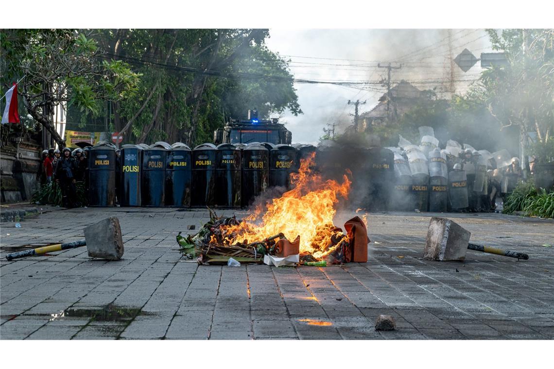 Protestwelle erreicht Bali - Dorfwächter mobilisiert Die Polizei setzte auch Tränengas ein.