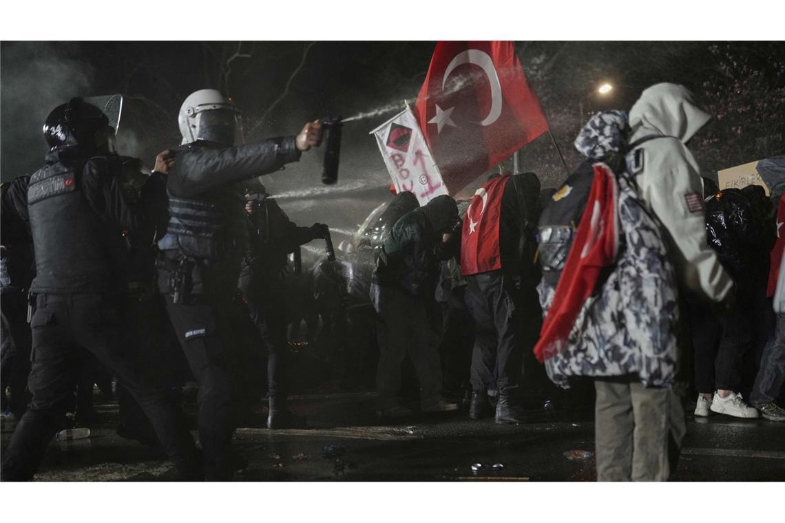 Festnahmen in Istanbul wegen Präsidentenbeleidigung Die Polizei setzte Berichten zufolge am späten Abend Wasserwerfer und Tränengas gegen die Demonstrierenden ein.