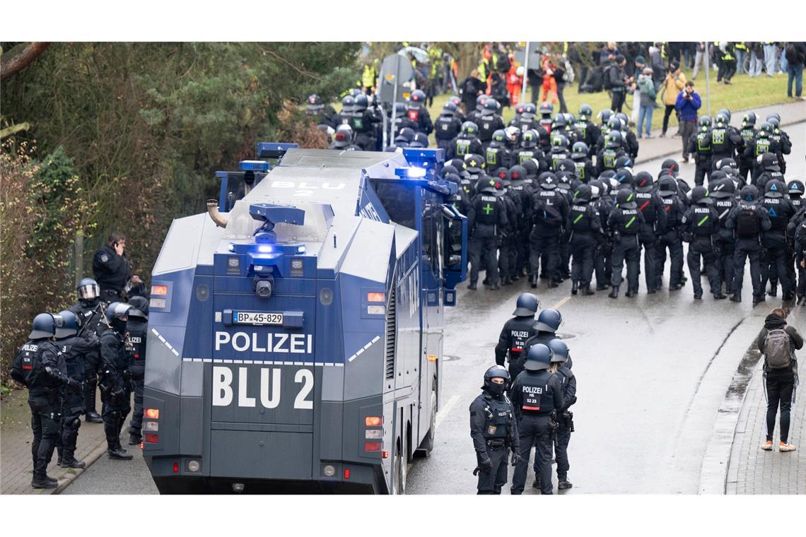 Die Polizei setzte mehrfach Wasserwerfer ein.