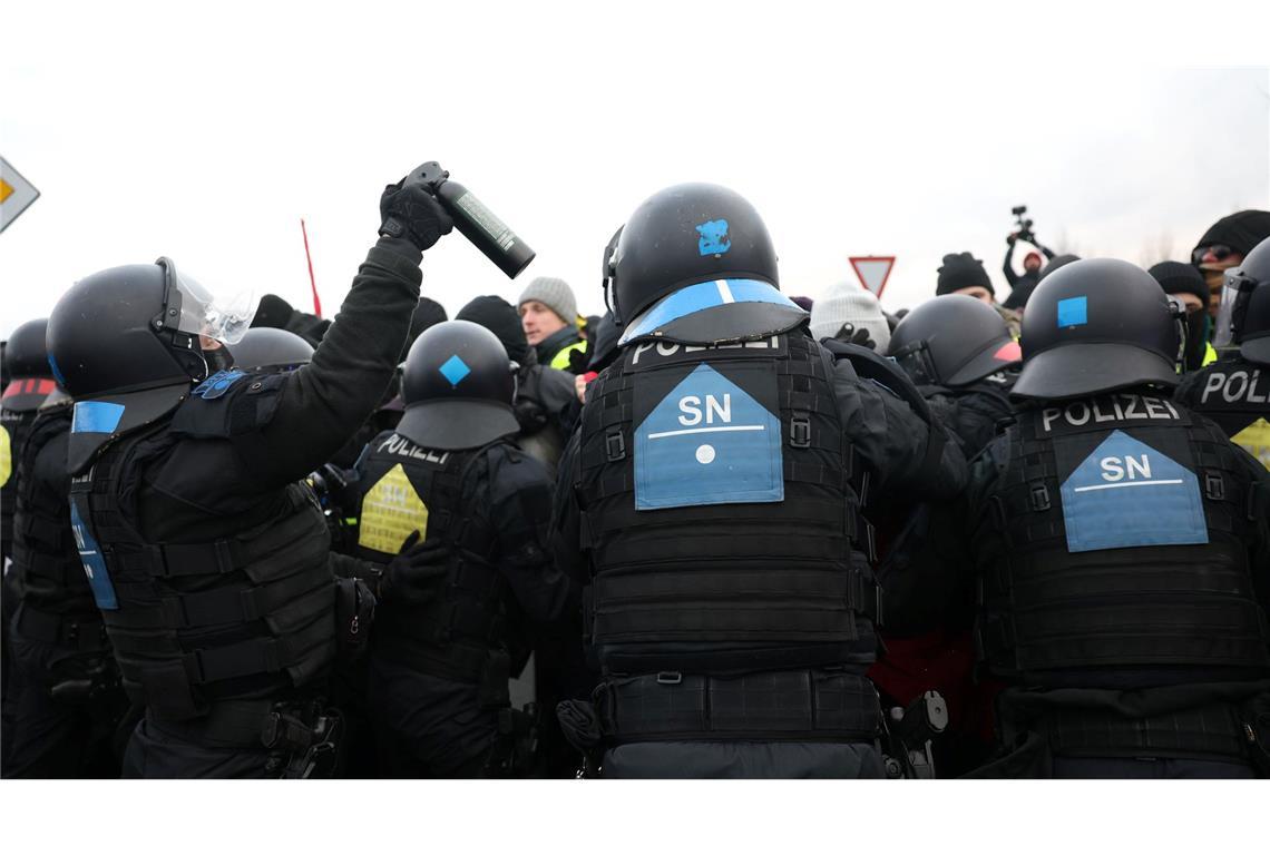 Proteste gegen AfD - Organisatoren: Polizeieinsatz skandalös Die Polizei setzte Pfefferspray gegen Demonstranten ein (Archivbild).