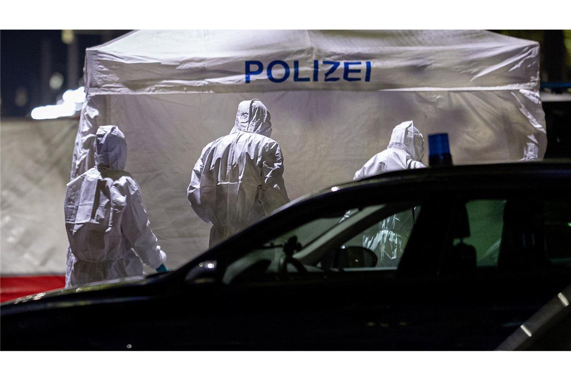 Schüsse in Hannover - Junger Mann stirbt, mehrere Verletzte Die Polizei sichert am Tatort Spuren.